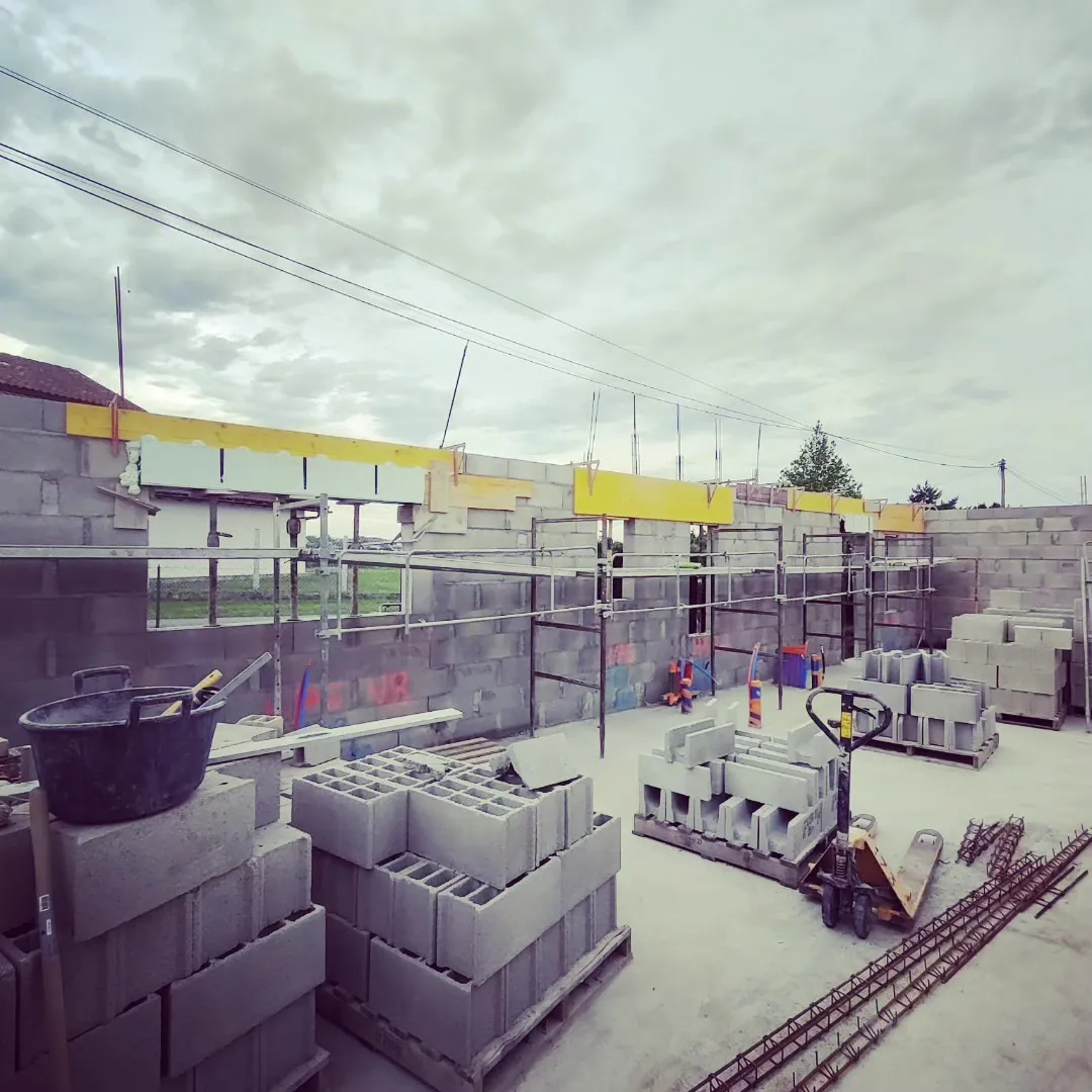 Piliers en béton coulés sur un chantier de gros œuvre à Biarritz