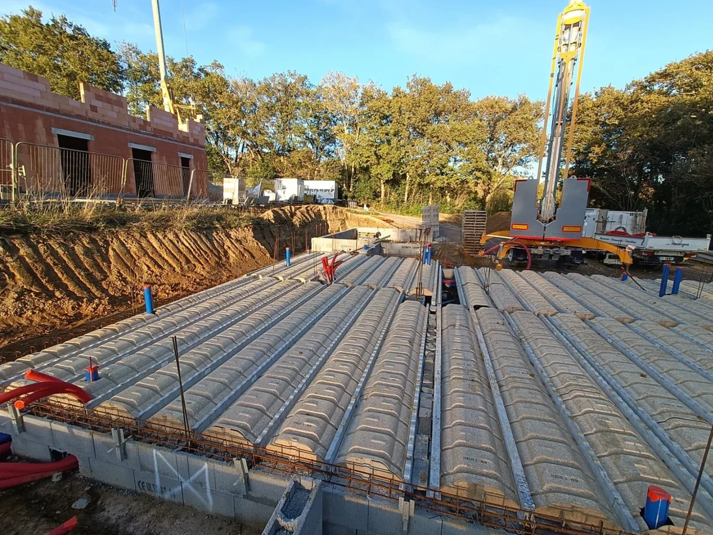 Plancher à poutrelles et hourdis posé sur un chantier de maçonnerie à Arcangues