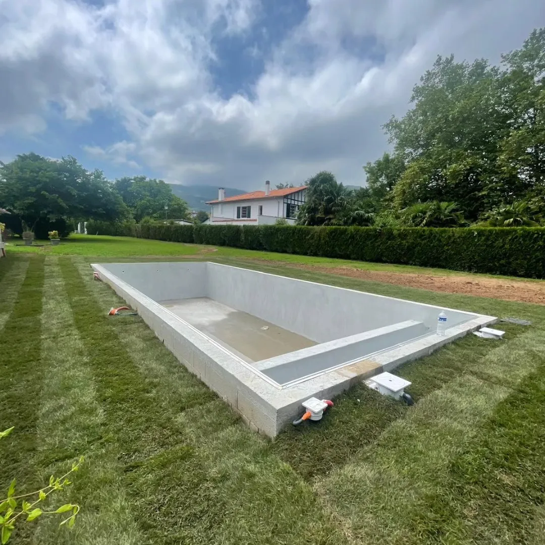 Piscine béton terminée dans un jardin à Ascain