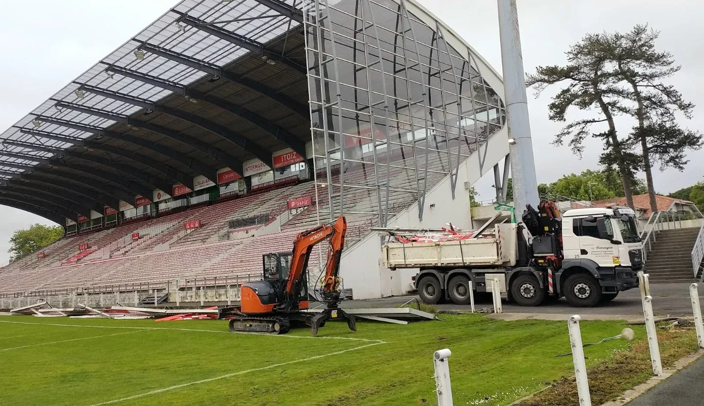 Pelle et camion au pied de la tribune du Stade Aguilera, à Biarritz