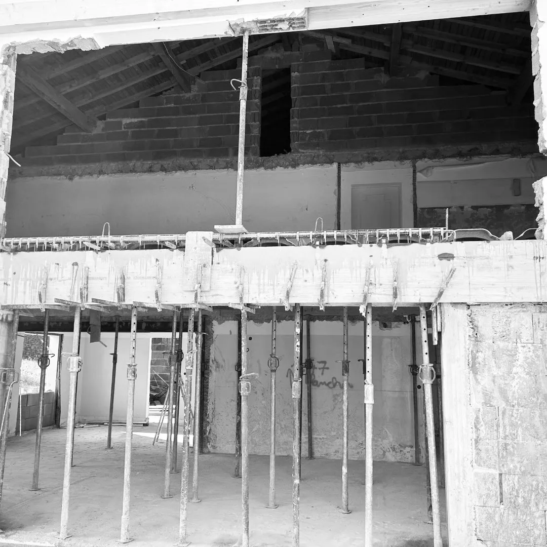 Plancher entièrement étayé pendant la reprise de structure, à Ciboure
